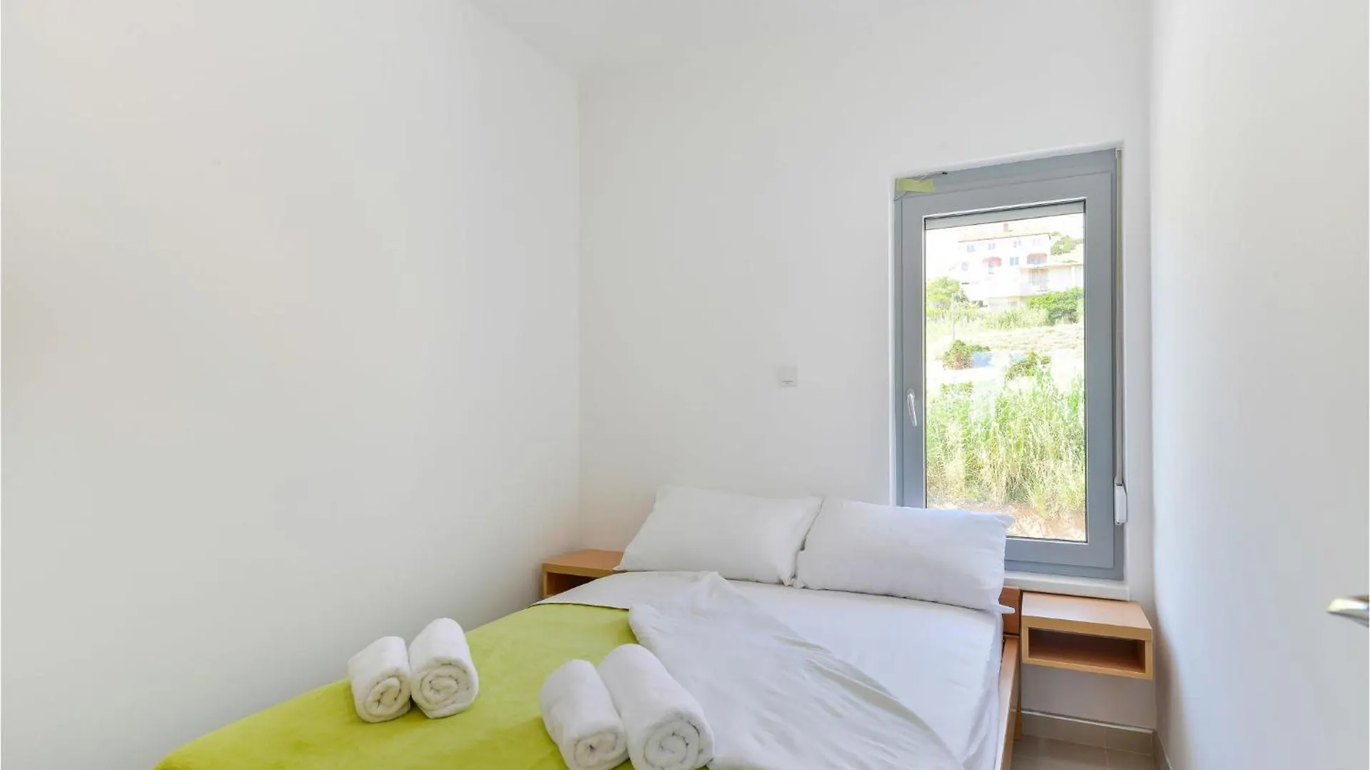2 Bedroom Beautiful Apartment In Pag Pag Town 0*,